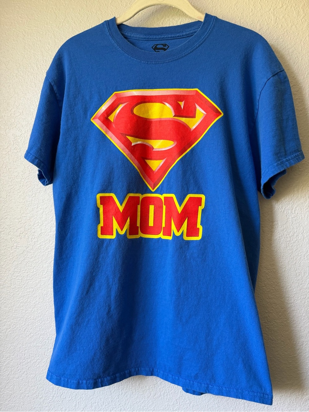 Superman 'MOM' DC Comics Graphic Tee, EUC, SuperMOM T-shirt, Medium - Picture 4 of 5
